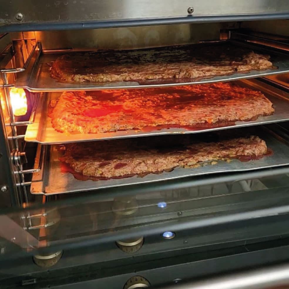 Carne horneándose en el horno industrial de Kanuto